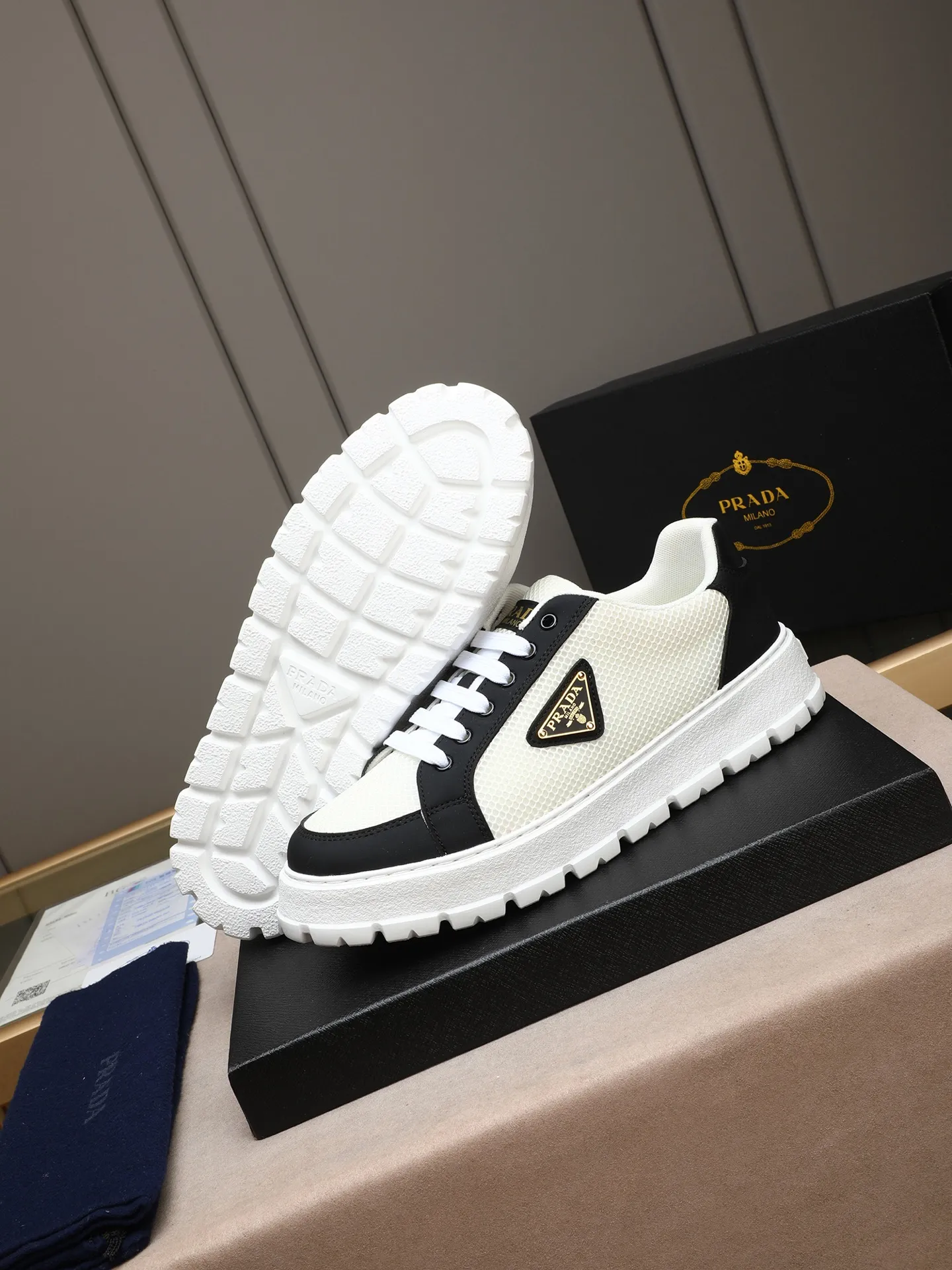 Men's Men's Shoes 💰440 Prada/Prada Men's new casual shoes, this sports shoe is made of imported calfskin upper with breathable mesh and breathable mesh lining. The foot pads are made of sheepskin, and the outsole is made of non-slip sports exclusive rubber outsole with logo. It feels good on the feet and is a fashionable item! Size: 38-44 (45 customized)